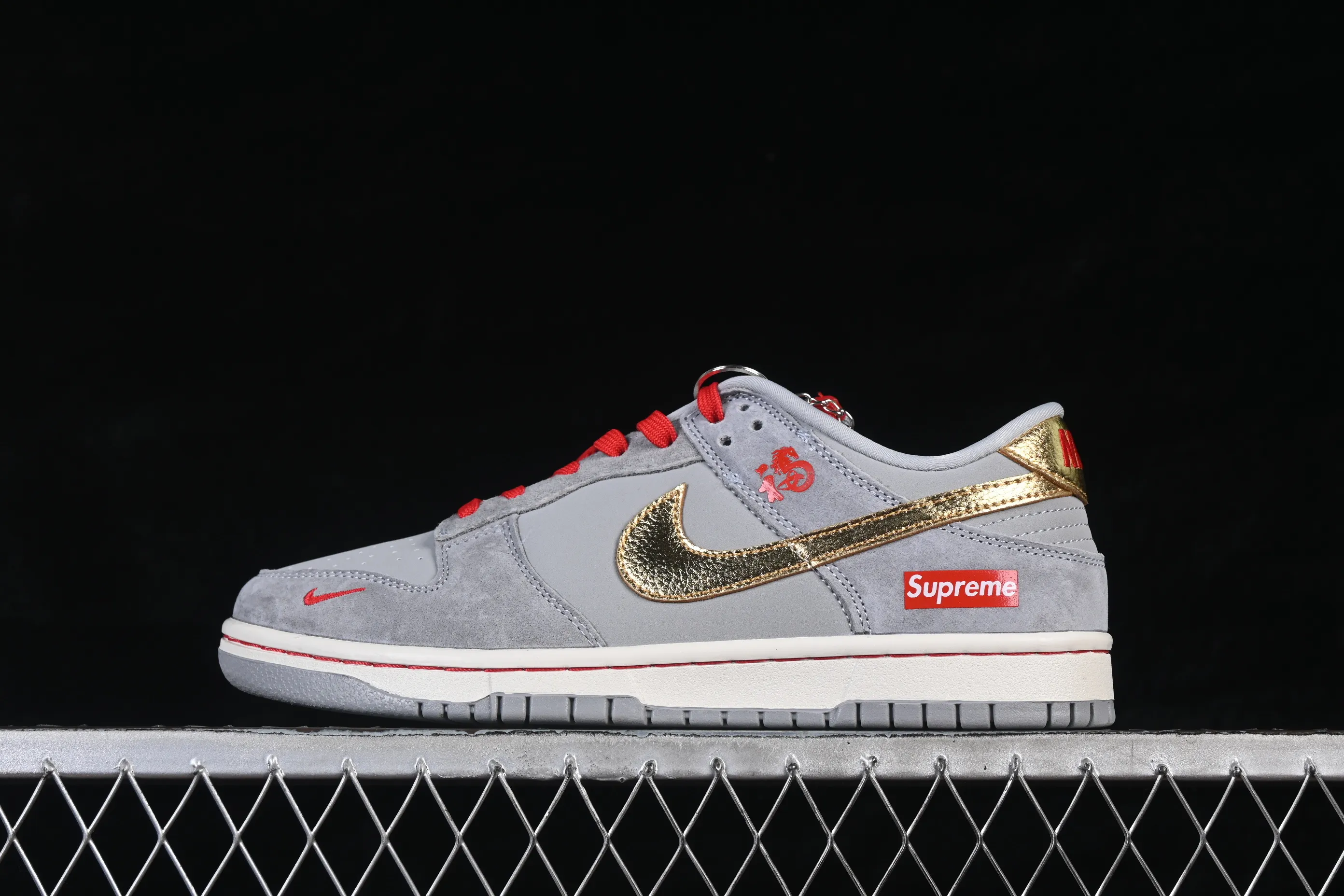 All categories Nk SB Dunk Series Nk SB Dunk Low High-end customized low-top sneakers Nike SB Dunk Low Year of the Horse limited edition Lucky gray gold High-end customized low-top casual sneakers NH0601-485